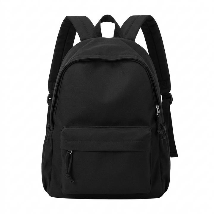 Sac à dos noir vu de face sur fond blanc, avec grande poche zippée avant et bretelles rembourrées. 4