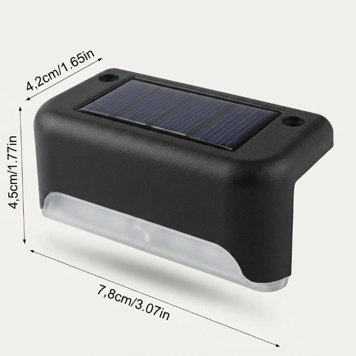 Lampe solaire noire avec panneau solaire sur le dessus, présentée avec ses dimensions indiquées en centimètres et en pouces. 8