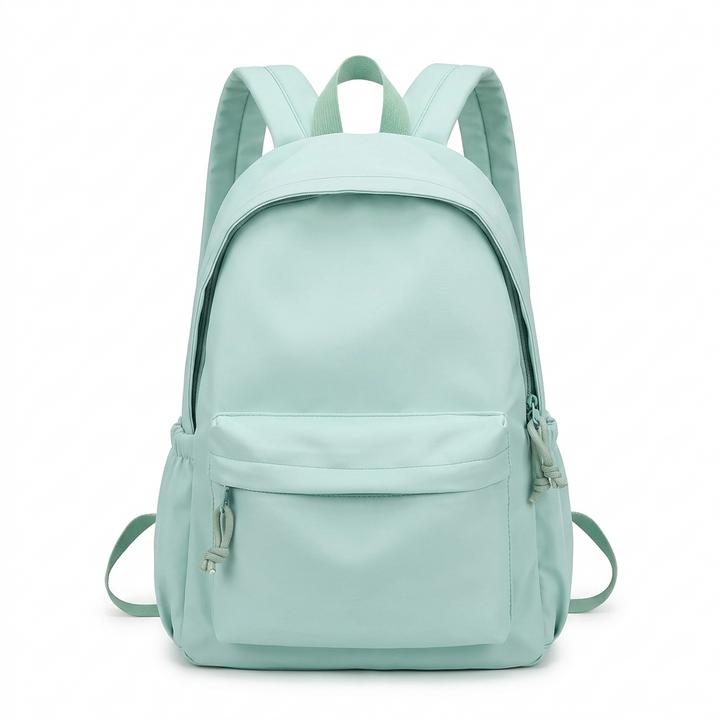 Sac à dos vert menthe vu de face sur fond blanc, avec poche zippée avant et sangles réglables. 1