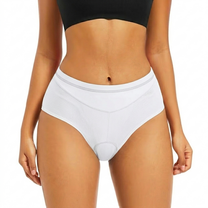 Vue de face portée par un modèle, culotte blanche en tissu aéré avec coussinet 14