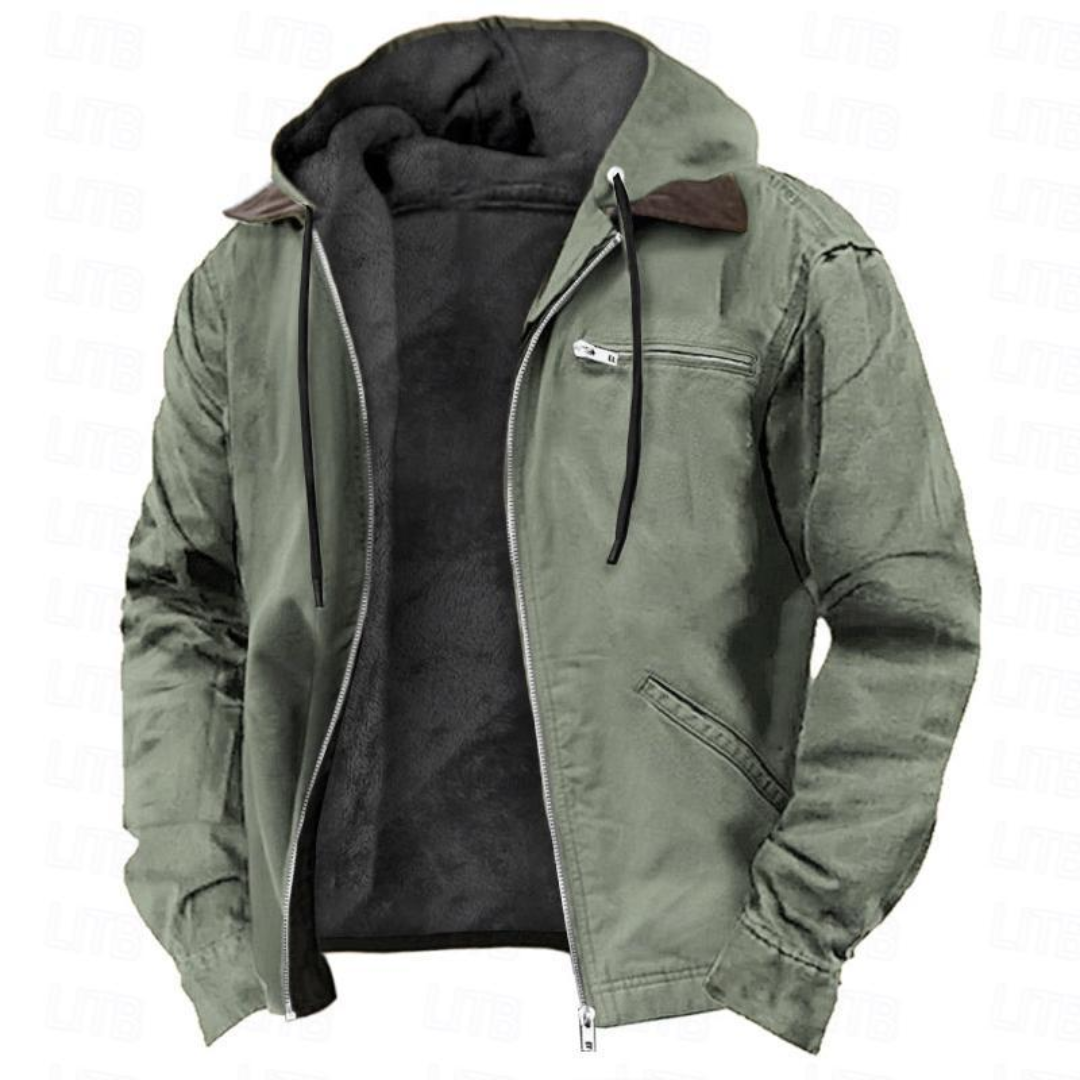 Même veste à capuche en coloris vert kaki, zip ouvert, avec col marron contrasté et doublure en polaire sombre. 2