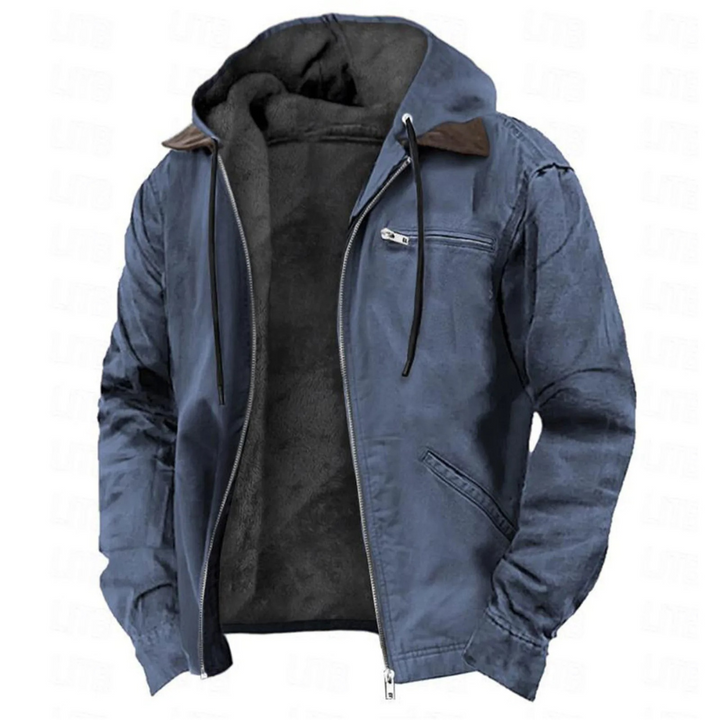 Veste à capuche en coloris bleu gris, vue de face zip ouvert, avec cordons noirs, poches et doublure polaire foncée. 4