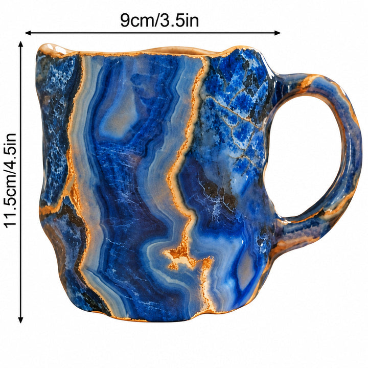 Tasse bleu lapis veinée de fines lignes dorées, avec cotes de dimensions indiquées en hauteur et en largeur sur fond blanc. 8