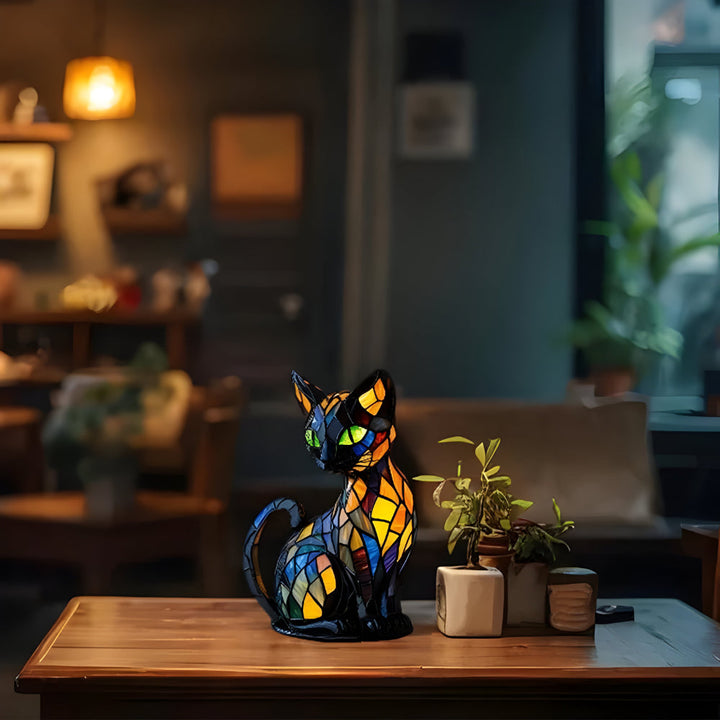 Chat en mosaïque de verre sur une table en bois, avec petites plantes et salon en arrière-plan 3