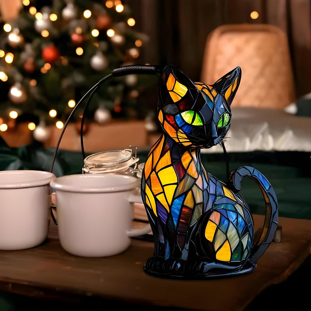 Chat en vitrail vu de trois quarts, posé près de tasses blanches, avec sapin illuminé derrière 4