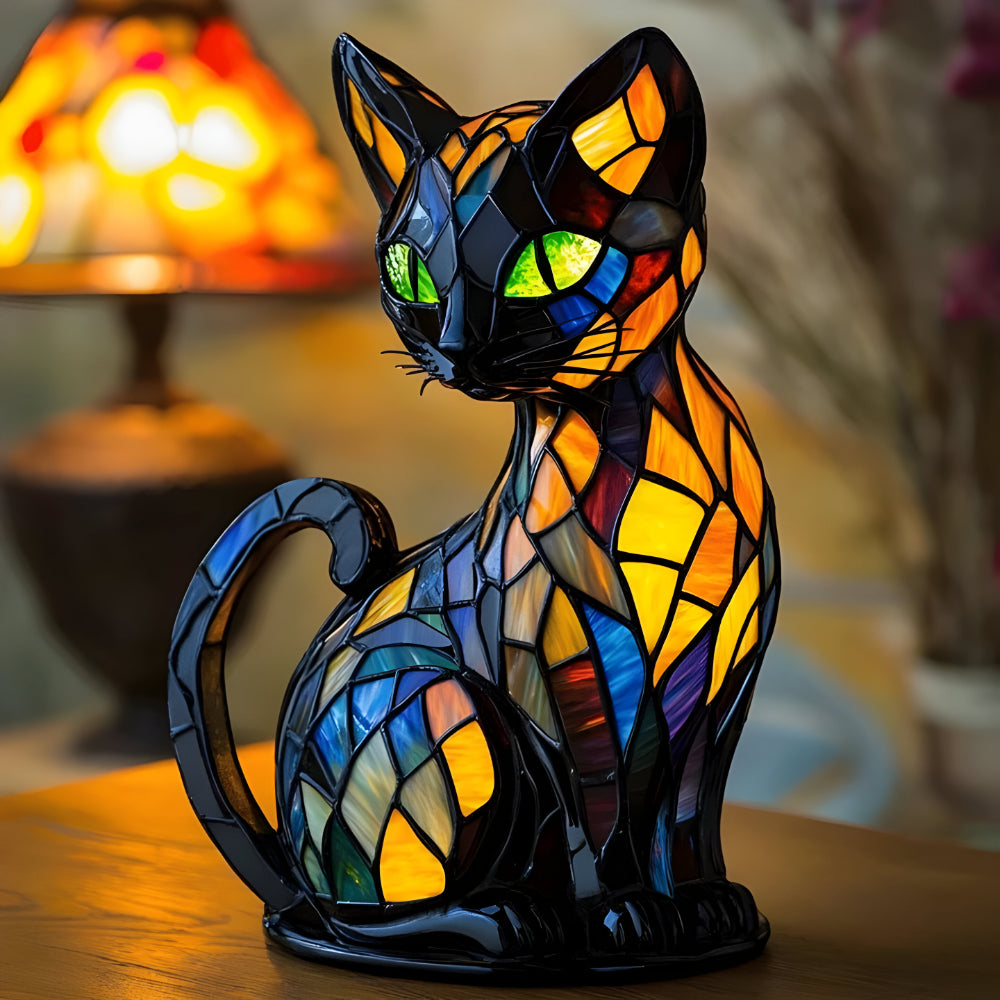 Chat assis en vitrail coloré aux yeux verts, posé sur une table devant une lampe floue 1