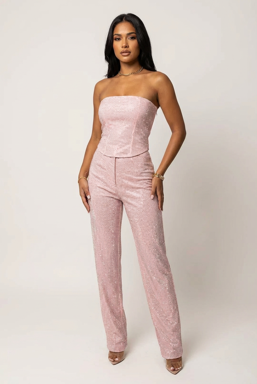 Mannequin en ensemble rose pâle scintillant, haut bandeau et pantalon droit, vue de face en pied 9