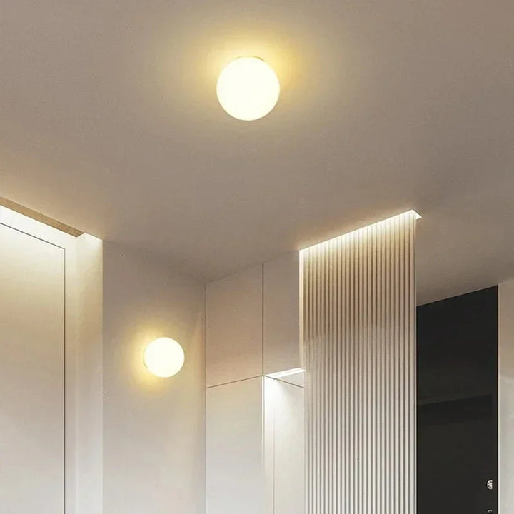 Une sphère au plafond et une sur le mur d'un couloir aux lignes lumineuses 10