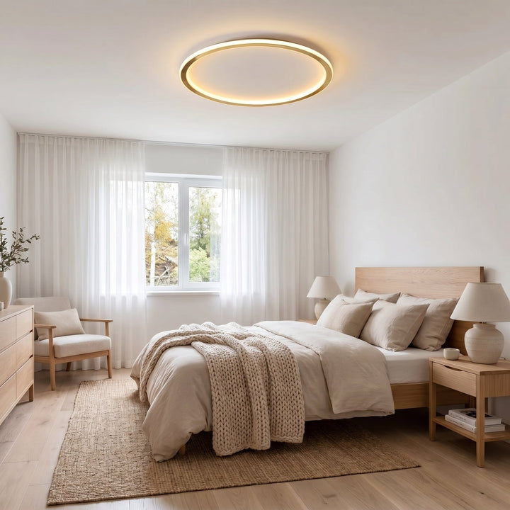 Plafonnier rond doré allumé au-dessus d'une chambre claire avec lit en bois et plaid tricoté 5