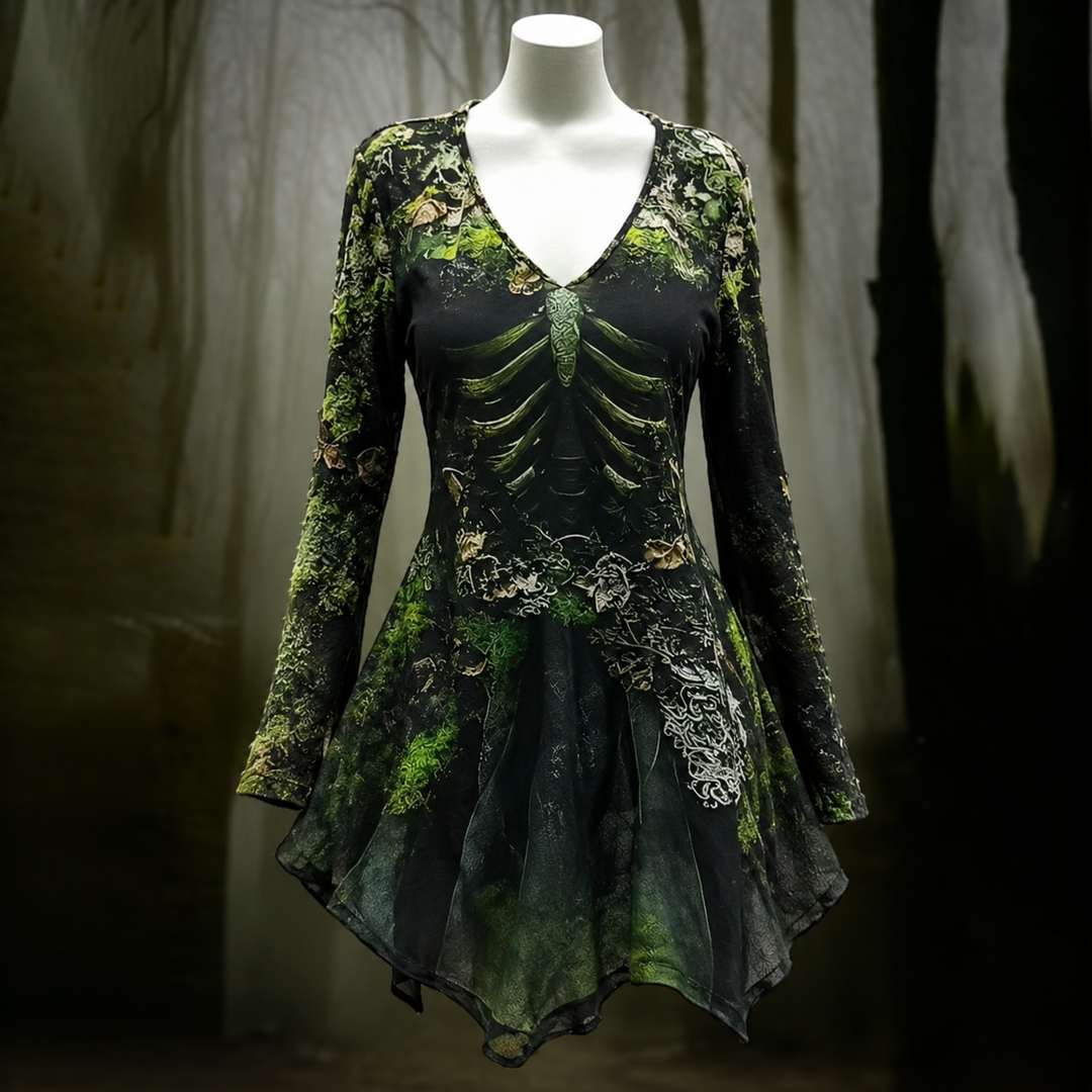 Vue de face sur mannequin de buste de la robe à col en V, jupe asymétrique en voile et motif de côtes entouré de mousse, devant une forêt brumeuse. 1