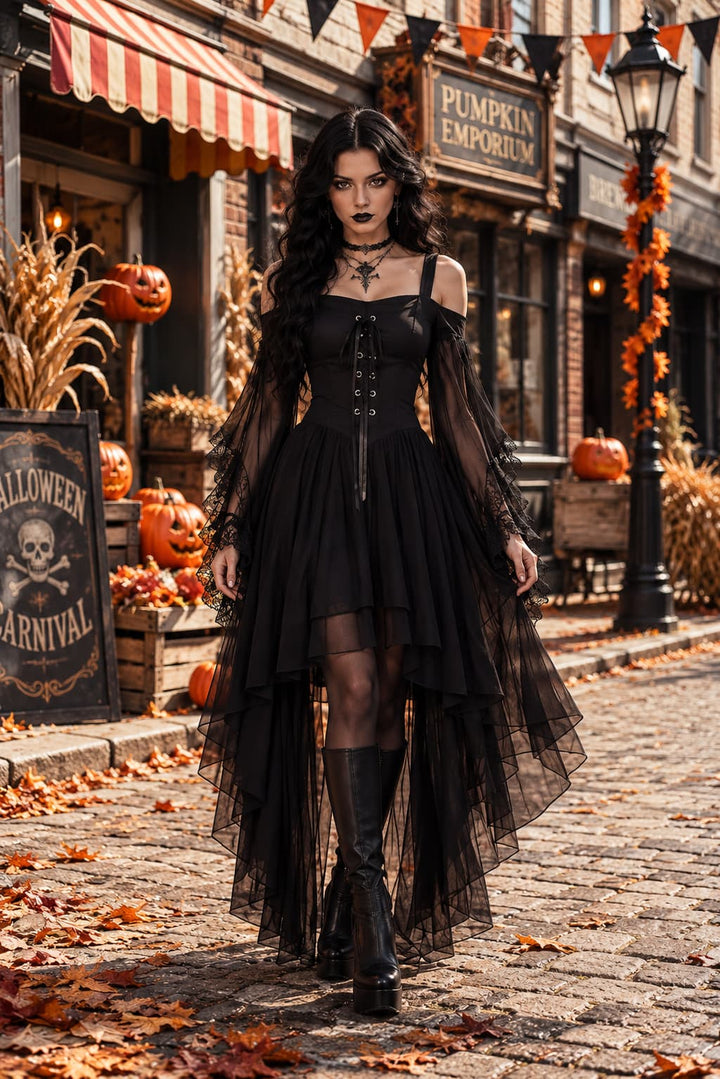 Femme en robe gothique noire à lacets et manches de tulle, dans une rue décorée pour Halloween 1
