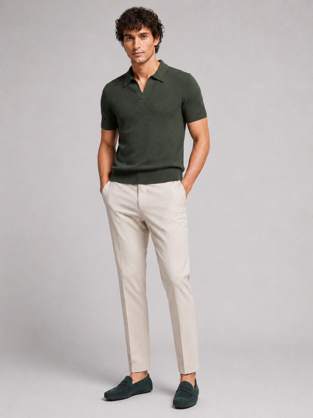 Homme en polo vert foncé, pantalon beige et mocassins verts, en pied, de face 13