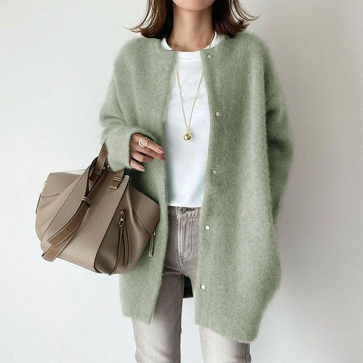Gilet vert sauge duveteux à col rond, porté avec t-shirt blanc, jean gris clair et sac beige 8