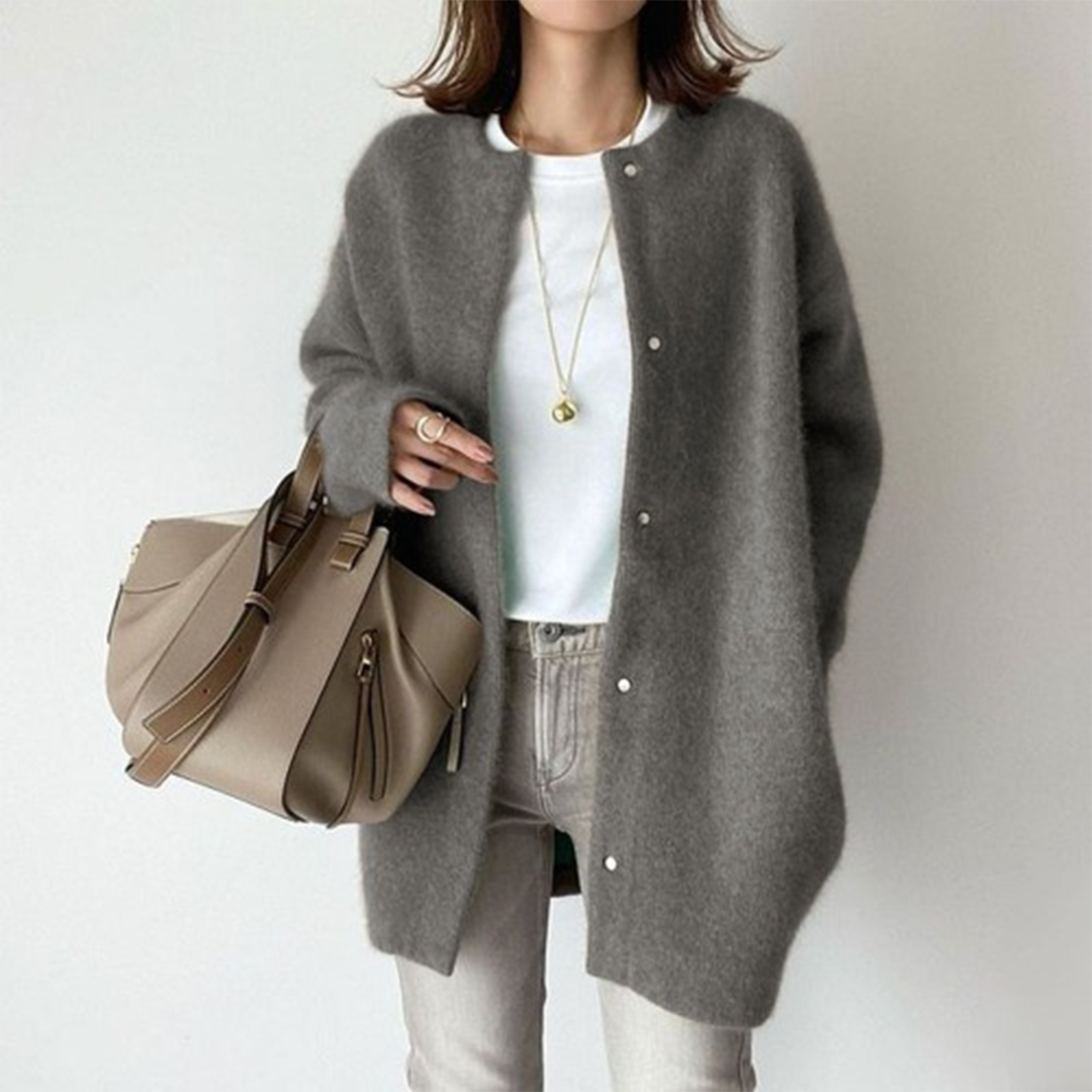 Gilet gris anthracite duveteux à col rond, porté avec t-shirt blanc, jean clair et sac beige 6