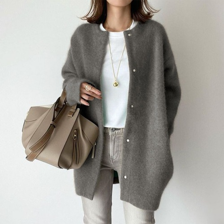 Gilet gris anthracite duveteux à col rond, porté avec t-shirt blanc, jean clair et sac beige 6