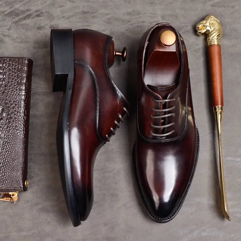 Oxford bordeaux à plat, l'une de profil montrant le talon, avec pochette croco et chausse-pied 6