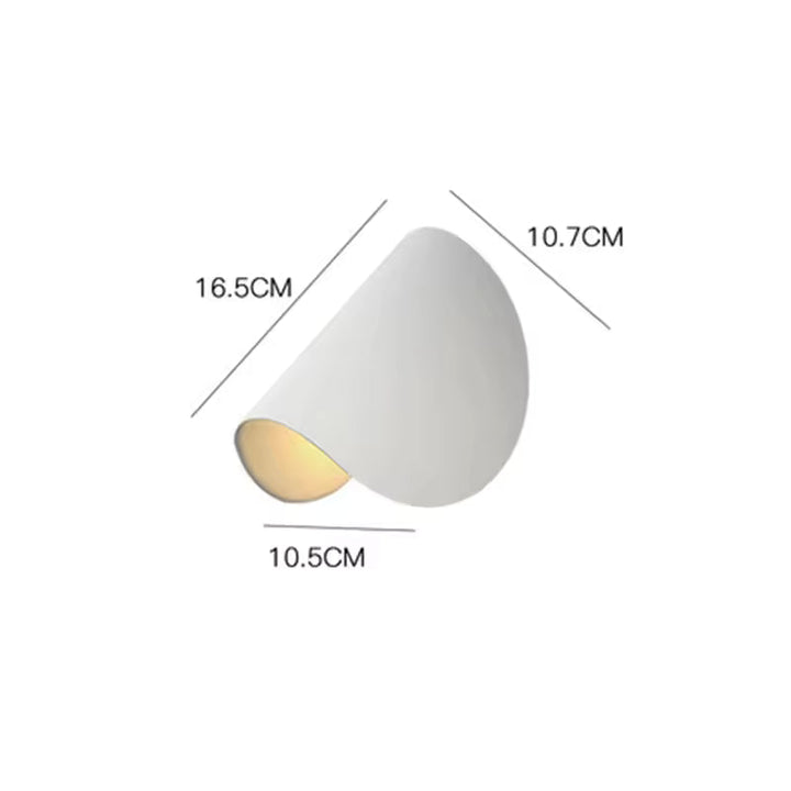 Applique blanche inclinée sur fond uni, avec des cotes de longueur, largeur et profondeur indiquées autour du produit. 15