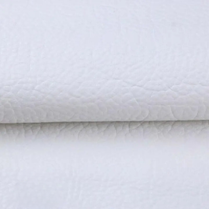 Gros plan sur la texture du cuir synthétique blanc, plié au milieu 11