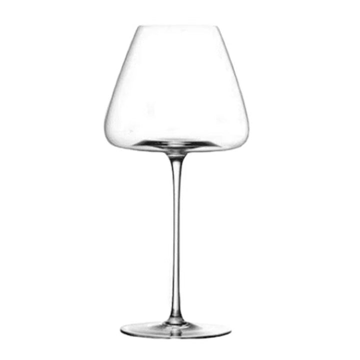 Verre à vin vide au large bol évasé et au pied fin, sur fond blanc 1