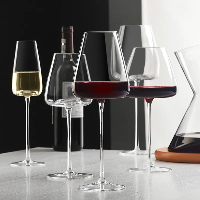 Verres à vin rouge, flûte de vin blanc et bouteille alignés sur une table, carafe à droite 5