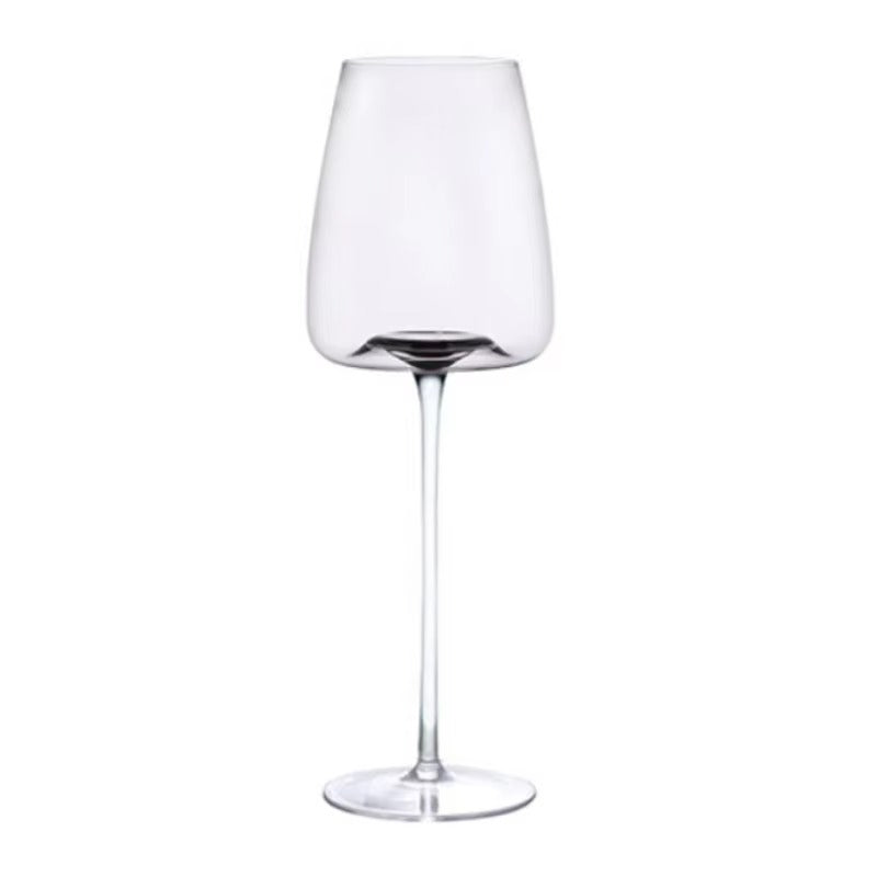 Verre à vin vide au bol droit légèrement teinté et au pied long, sur fond blanc 11