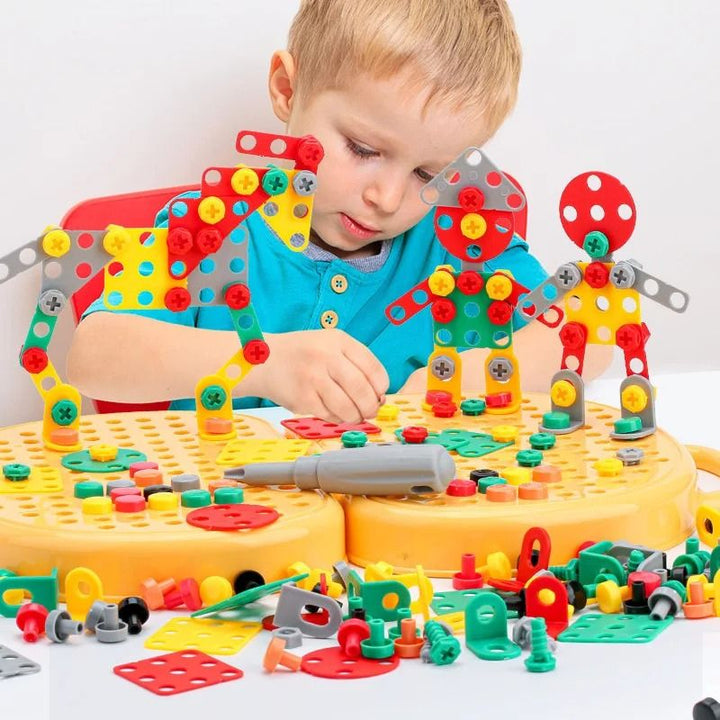 Enfant concentré construisant plusieurs figurines de robots avec des plaques, vis et écrous colorés fixés sur la plaque de jeu jaune. 2