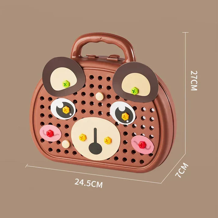 Mallette de rangement en forme d'ourson marron, vue de face avec poignée, accompagnée de ses dimensions indiquées en centimètres. 6