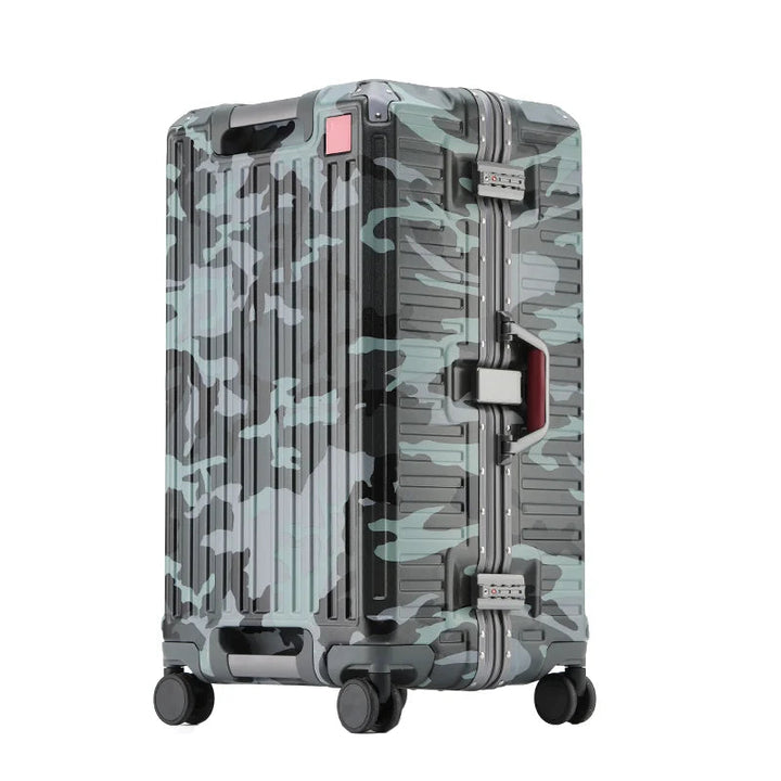 Valise rigide à motif camouflage vert-de-gris, cadre métallique, serrures à code et large poignée latérale, vue de trois quarts sur roulettes. 2