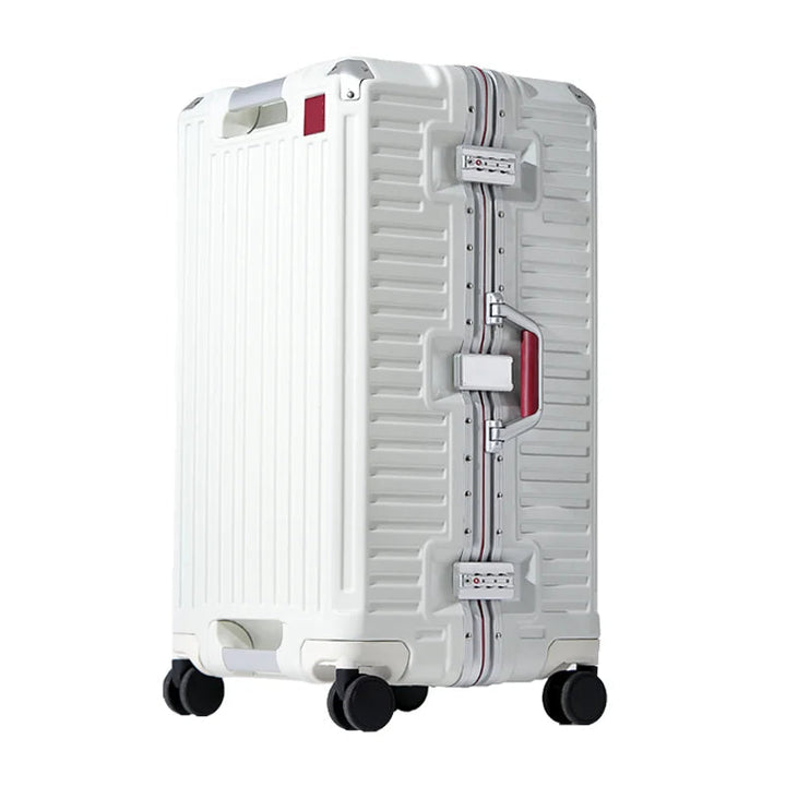 Valise rigide blanche à cadre aluminium, serrures à code, poignée latérale avec insert rouge et quatre roulettes, vue de trois quarts. 8