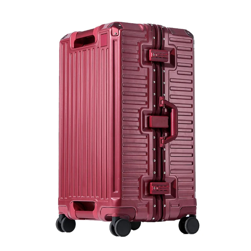 Valise rigide rouge bordeaux à cadre aluminium, serrures à code et poignée latérale assortie, posée sur quatre roulettes pivotantes, vue de trois quarts. 9