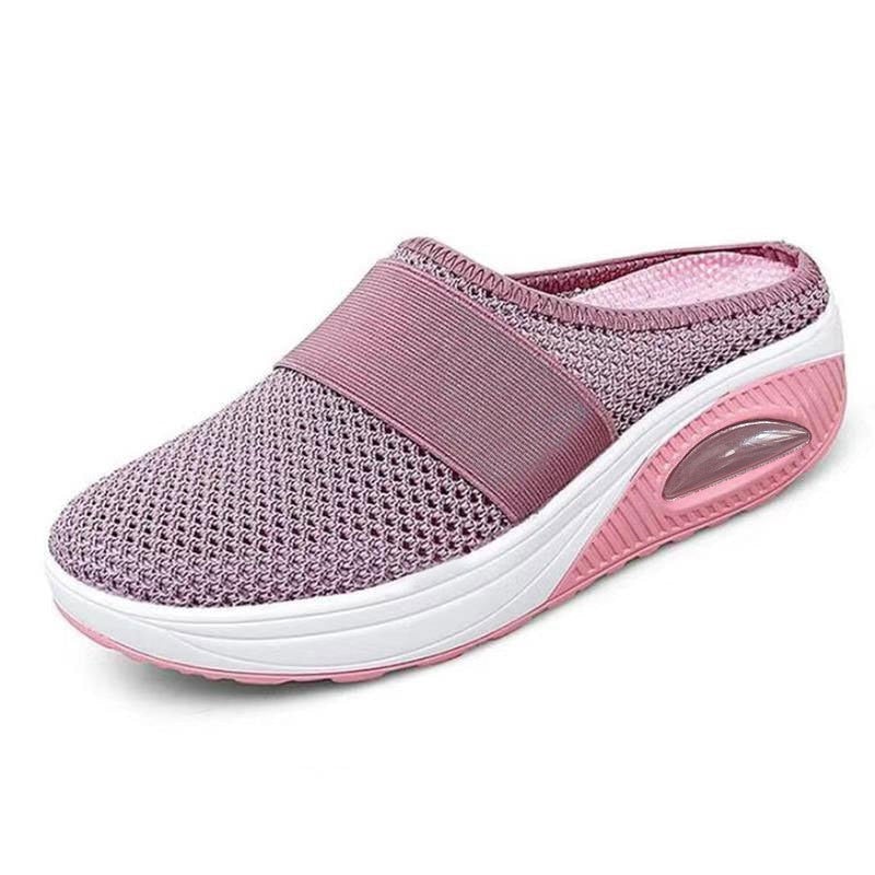 Mule rose mauve en maille sur fond blanc, vue de trois quarts avec semelle rose et blanche à coussin d'air 12