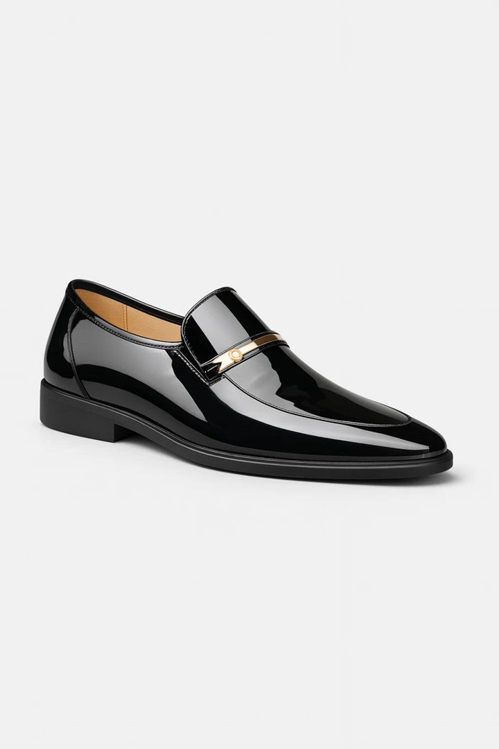 Mocassin noir en cuir verni brillant, vue de trois quarts, barrette dorée sur le cou-de-pied 1