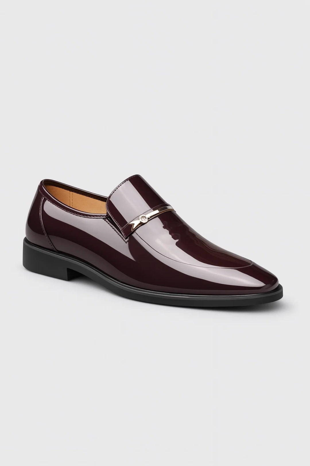 Mocassin verni bordeaux foncé, vue de trois quarts, avec barrette métallique et petit strass sur le dessus 2