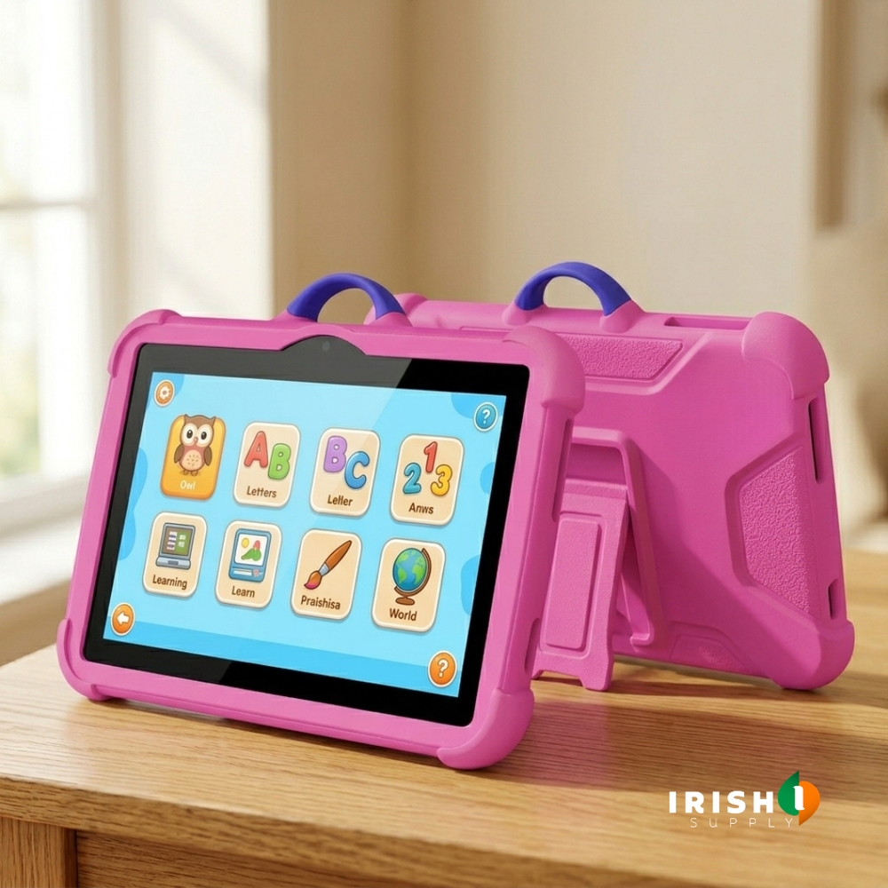 Tablette rose vue de face et de dos, béquille déployée, posée sur une table en bois 2