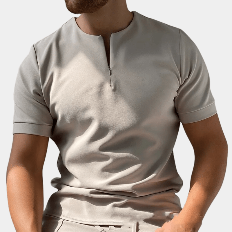 T-shirt beige clair à col zippé porté par un homme assis, vue de face 2
