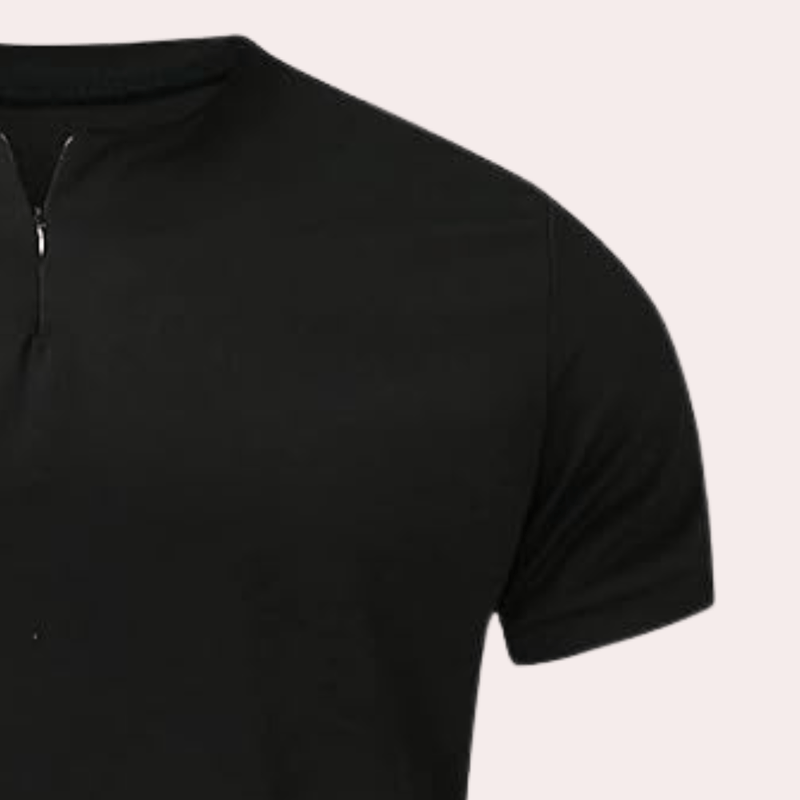 Gros plan sur l'épaule, la manche courte et le haut du col zippé du t-shirt noir 5