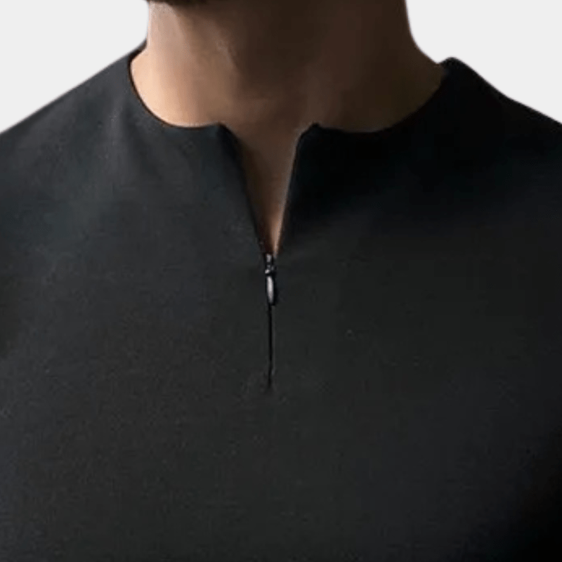 Gros plan sur l'encolure et la fermeture éclair du t-shirt noir porté par un homme 6
