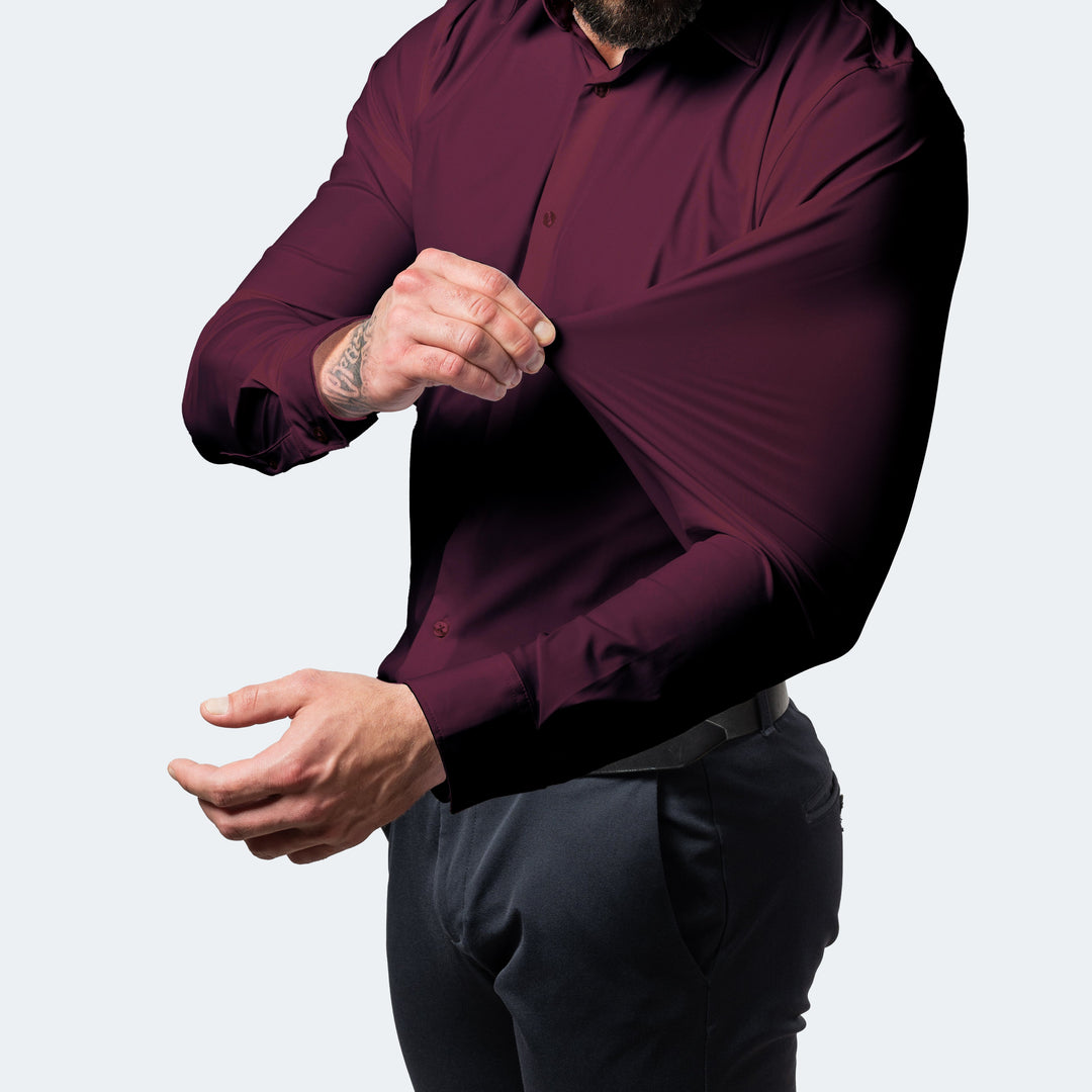Chemise bordeaux portée, la manche tirée à la main pour montrer l'élasticité du tissu 10