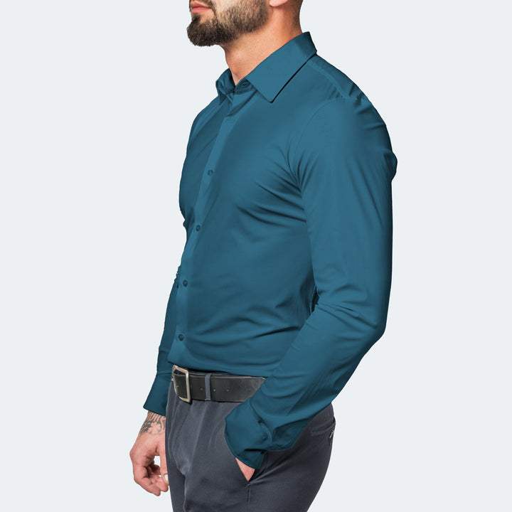Chemise bleu canard portée de trois quarts, une main dans la poche, avec col classique 11