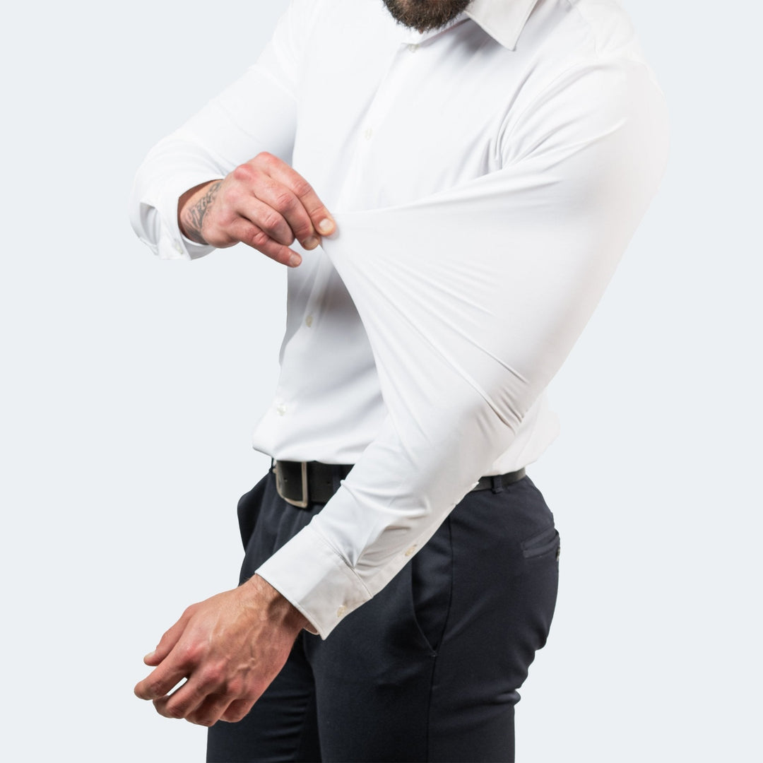 Chemise blanche portée, la manche étirée à la main pour montrer l'élasticité du tissu stretch 2