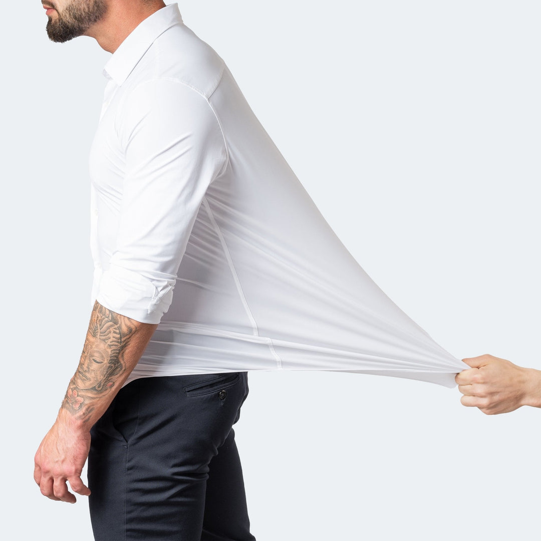 Chemise blanche portée de profil, le tissu du dos tiré en arrière pour montrer son élasticité 3