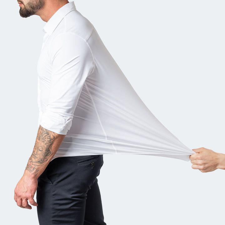 Chemise blanche portée de profil, le tissu du dos tiré en arrière pour montrer son élasticité 3