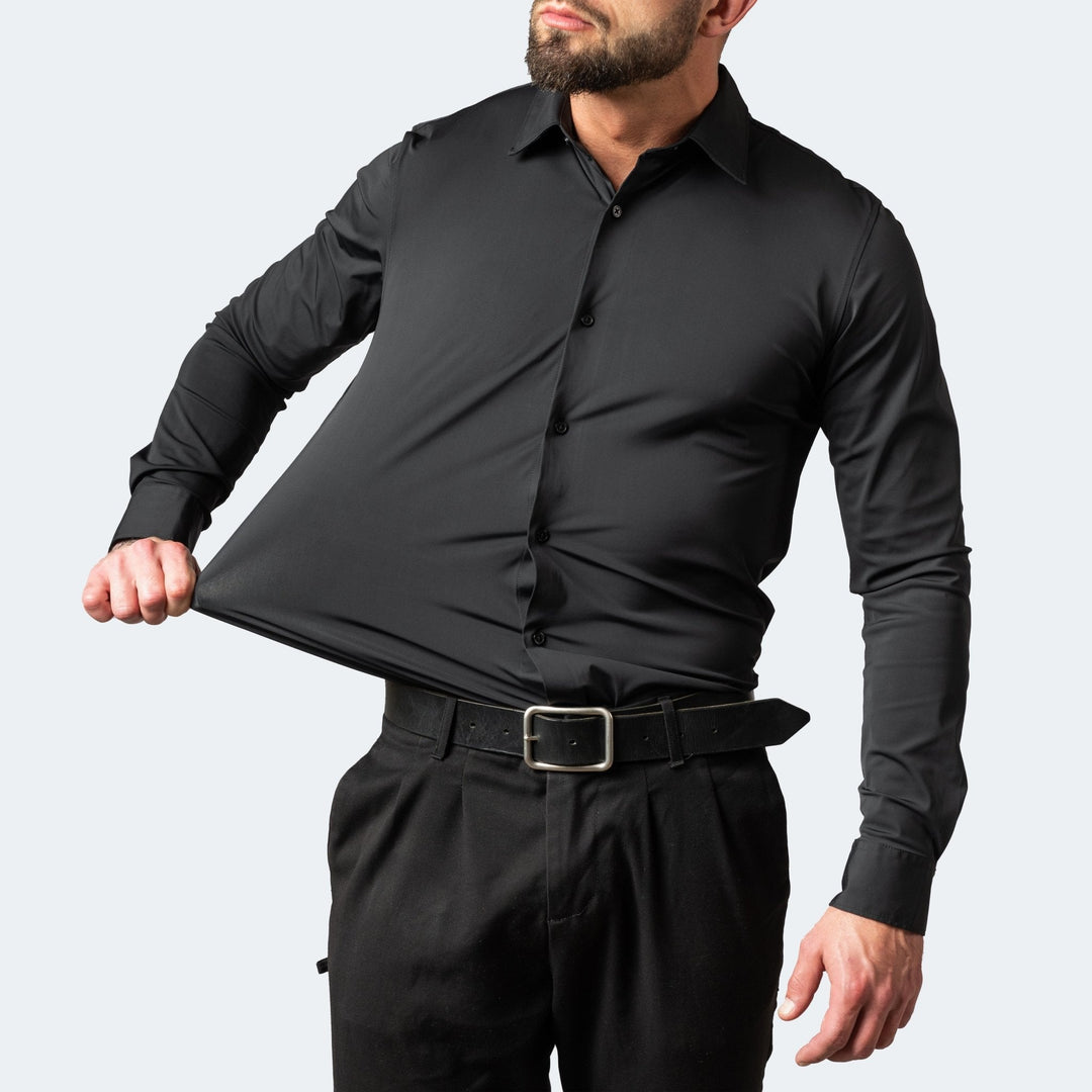 Chemise noire portée avec un pantalon noir, le bas étiré à la main pour montrer le stretch 4