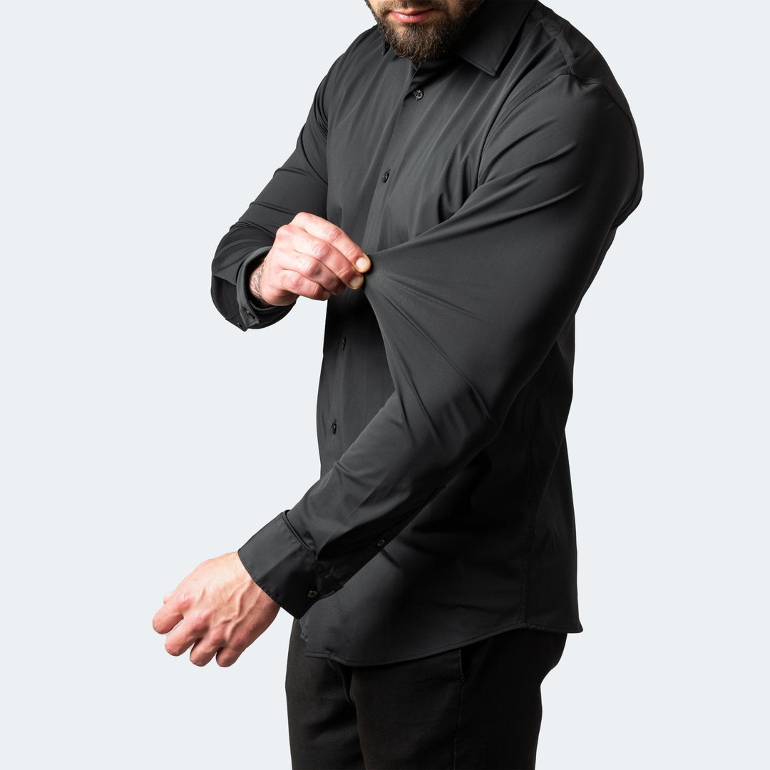 Chemise noire portée, la manche pincée et étirée pour montrer l'élasticité du tissu 6