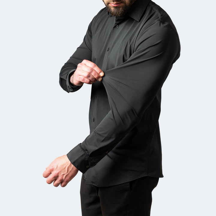 Chemise noire portée, la manche pincée et étirée pour montrer l'élasticité du tissu 6