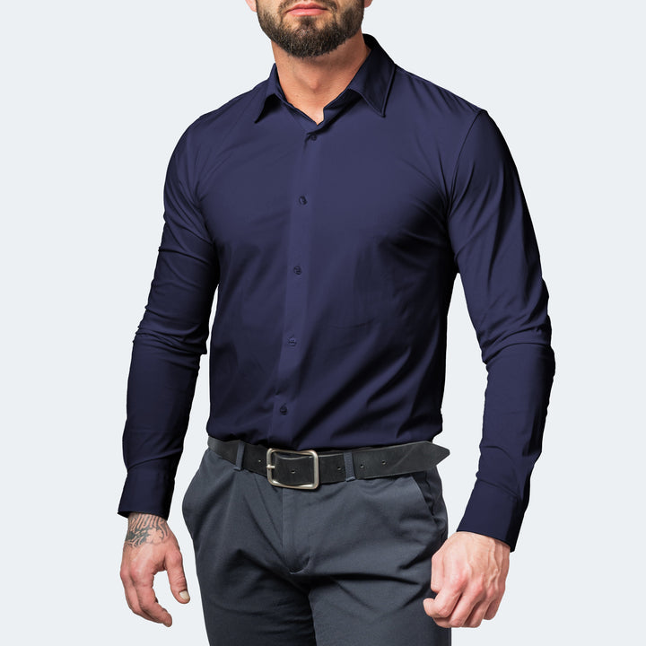 Chemise bleu marine boutonnée, portée en vue de face avec un pantalon gris et une ceinture noire 7