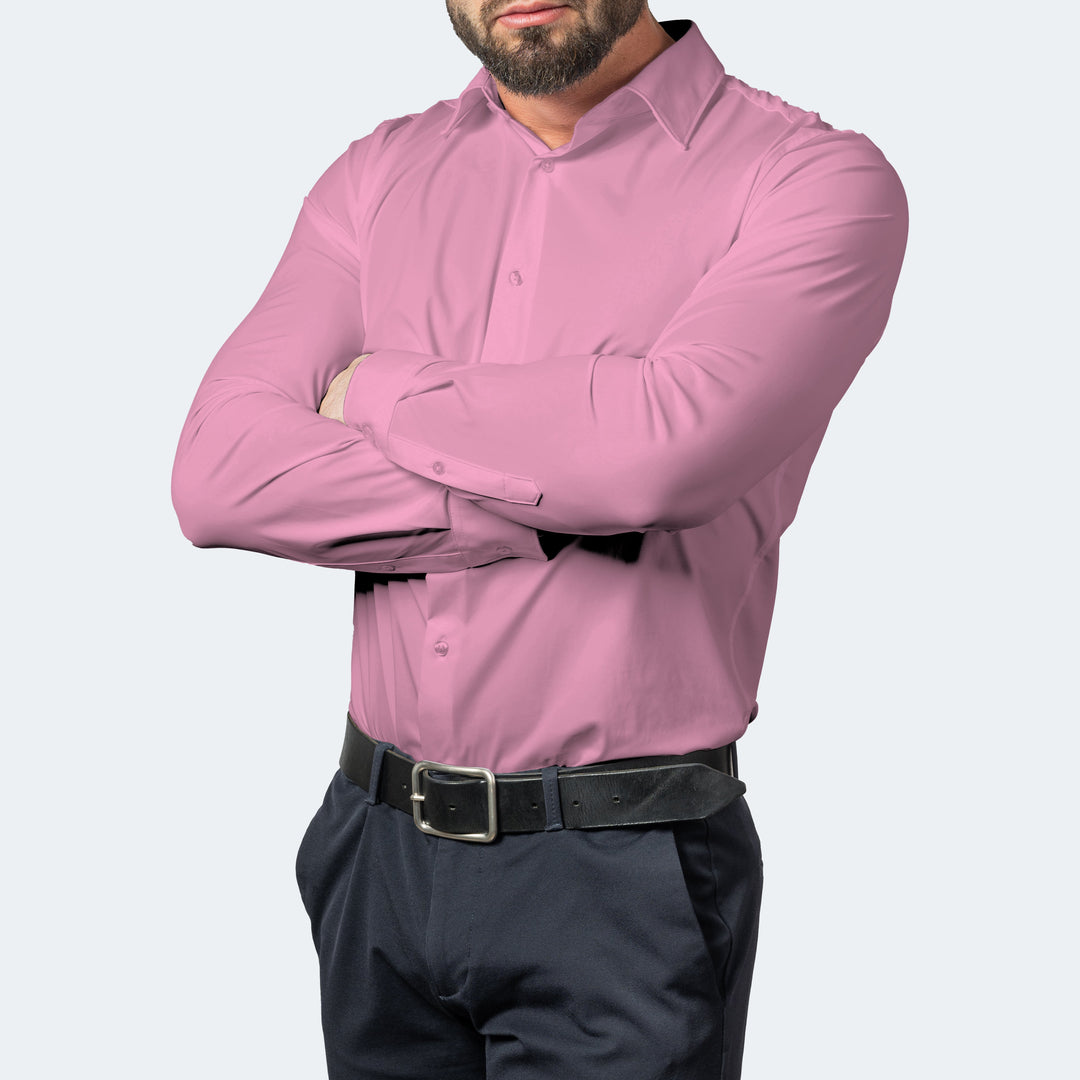 Chemise rose portée les bras croisés, vue de face avec un pantalon bleu marine 8