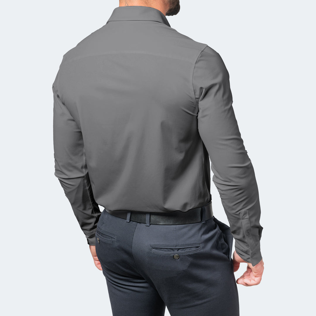 Chemise grise vue de dos sur un homme, montrant le col, les épaules et le tombé du tissu 9