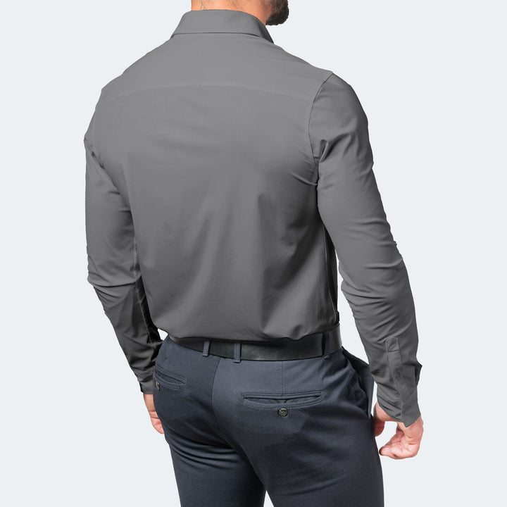 Chemise grise vue de dos sur un homme, montrant le col, les épaules et le tombé du tissu 9
