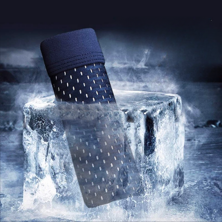 Boxer bleu marine en maille perforée posé dans un bloc de glace, évoquant la fraîcheur 2